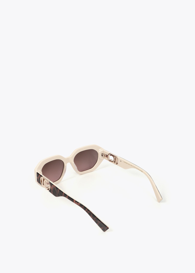 lola casademunt Gafa hexagonal detalle animal print COMPRAR AHORA