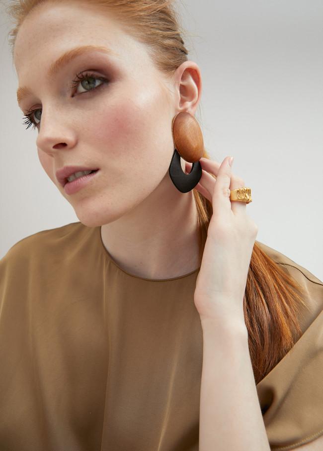 lola casademunt Pendientes madera bicolor Rebajas