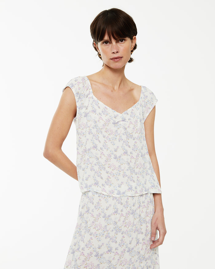 system action Top estampado floral con frunce en escote