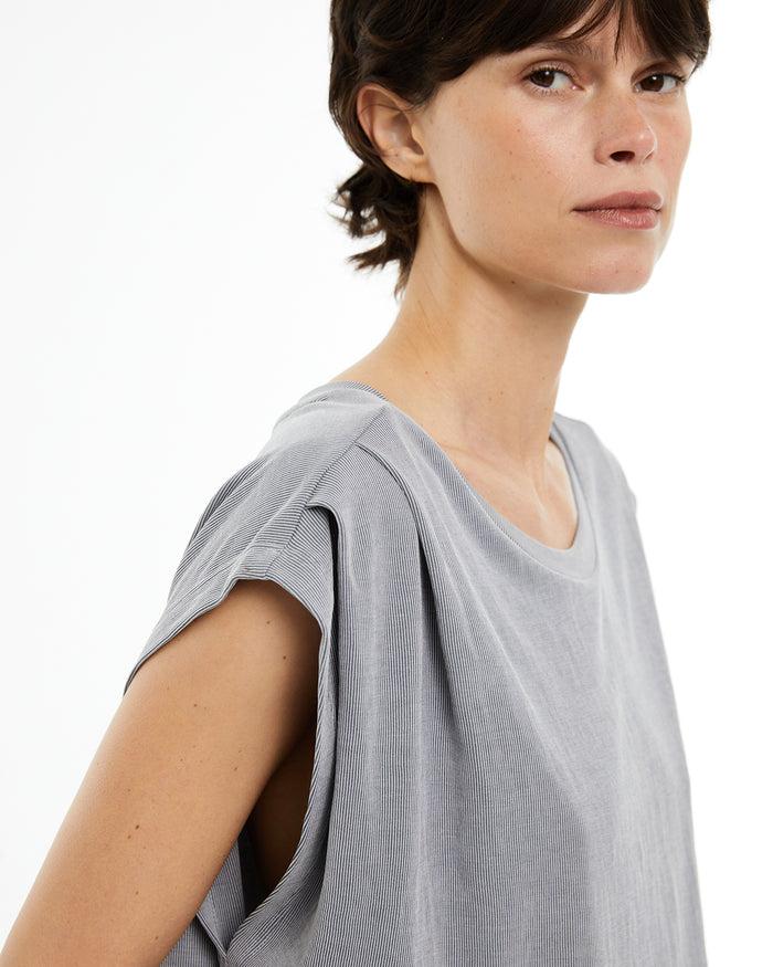system action Camiseta oversize costura hombros adelantada En línea