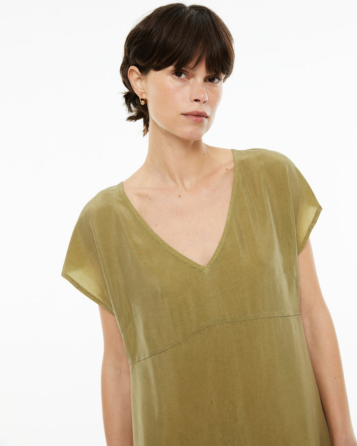 system action Vestido midi de cupro con cuello pico Outlet online