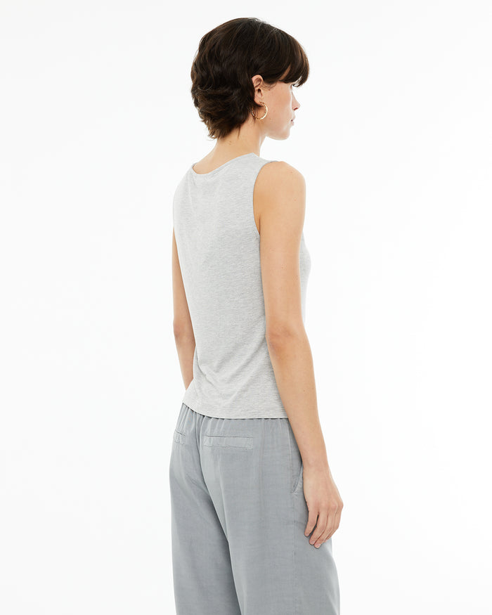system action Top ajustado sin mangas detalle cut-out en hombro En oferta