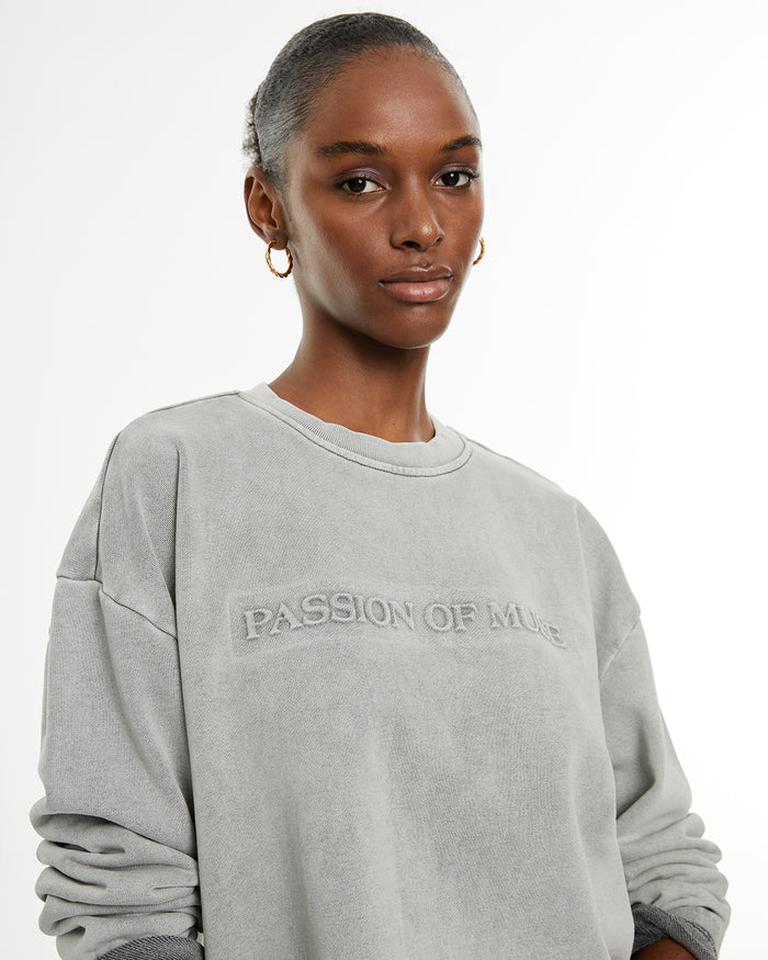 system action Sudadera de manga larga abullonada con frase en relieve Devoluciones gratuitas