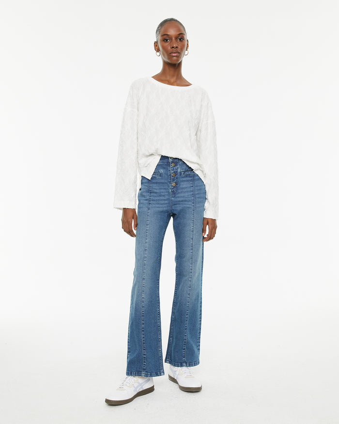 system action Jeans rectos flare fit detalle costura centro pierna