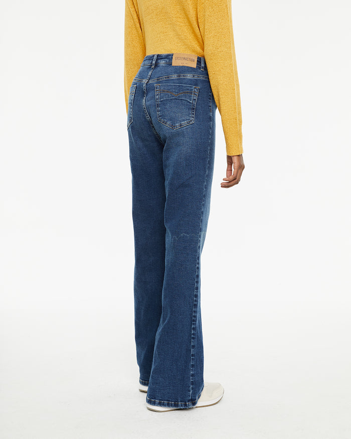 system action Jeans fit flare tiro medio detalle bolsillos delanteros COMPRAR AHORA