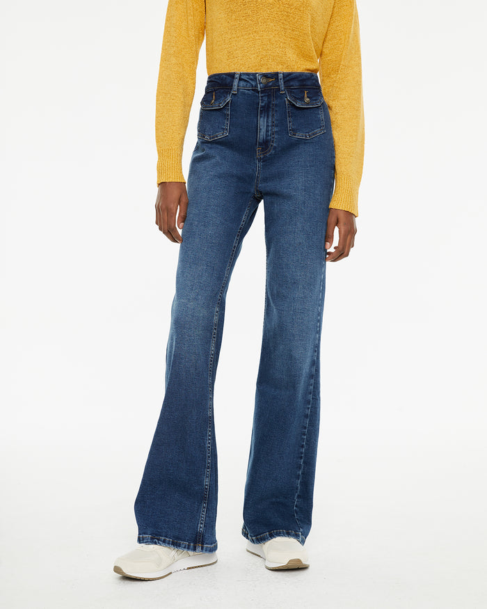 system action Jeans fit flare tiro medio detalle bolsillos delanteros COMPRAR AHORA