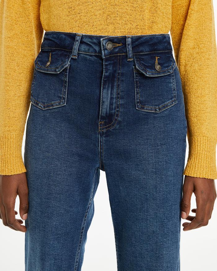 system action Jeans fit flare tiro medio detalle bolsillos delanteros COMPRAR AHORA