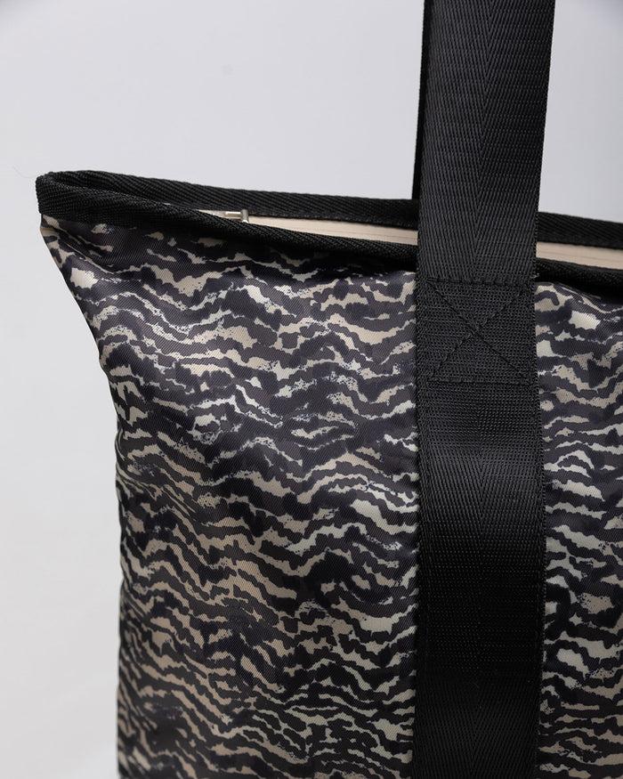 system action Bolso tote bag nylon estampado Última moda