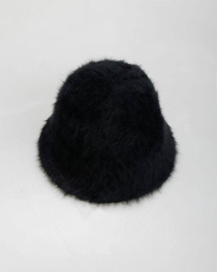 system action Gorro de pelo negro