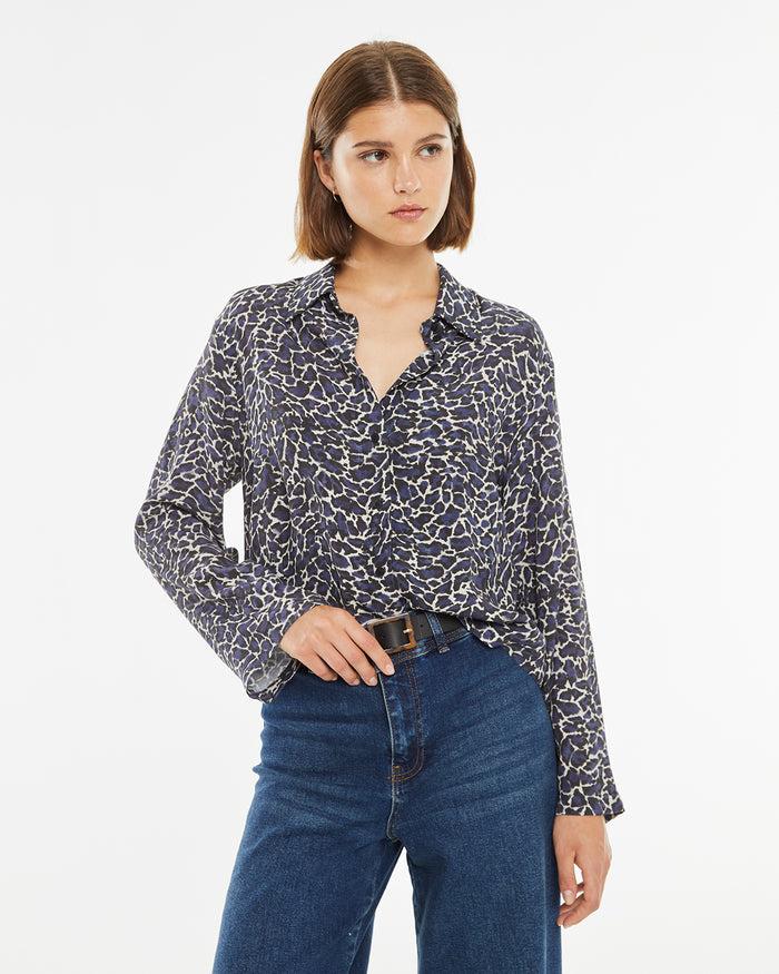 system action Camisa estampada cuello camisero y manga larga