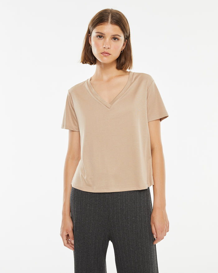 system action Camiseta beige de manga corta cuello pico