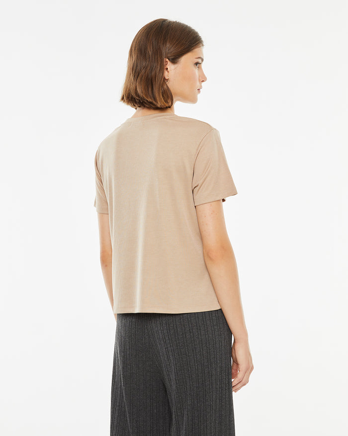 system action Camiseta beige de manga corta cuello pico Outlet online