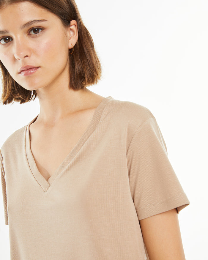 system action Camiseta beige de manga corta cuello pico Outlet online