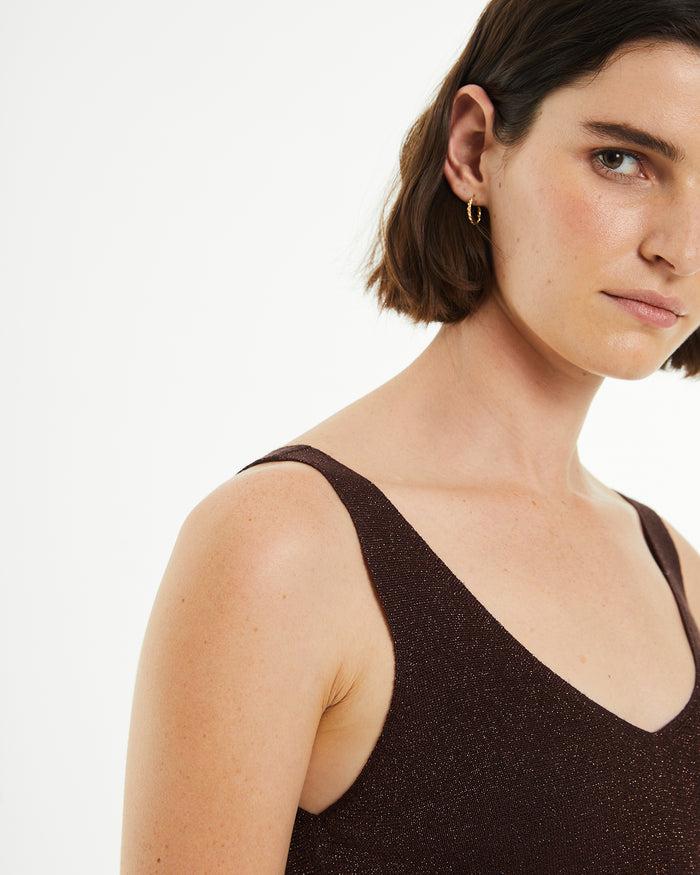 system action Top ajustado de tirantes con brillo cuello pico Promoción trimestral