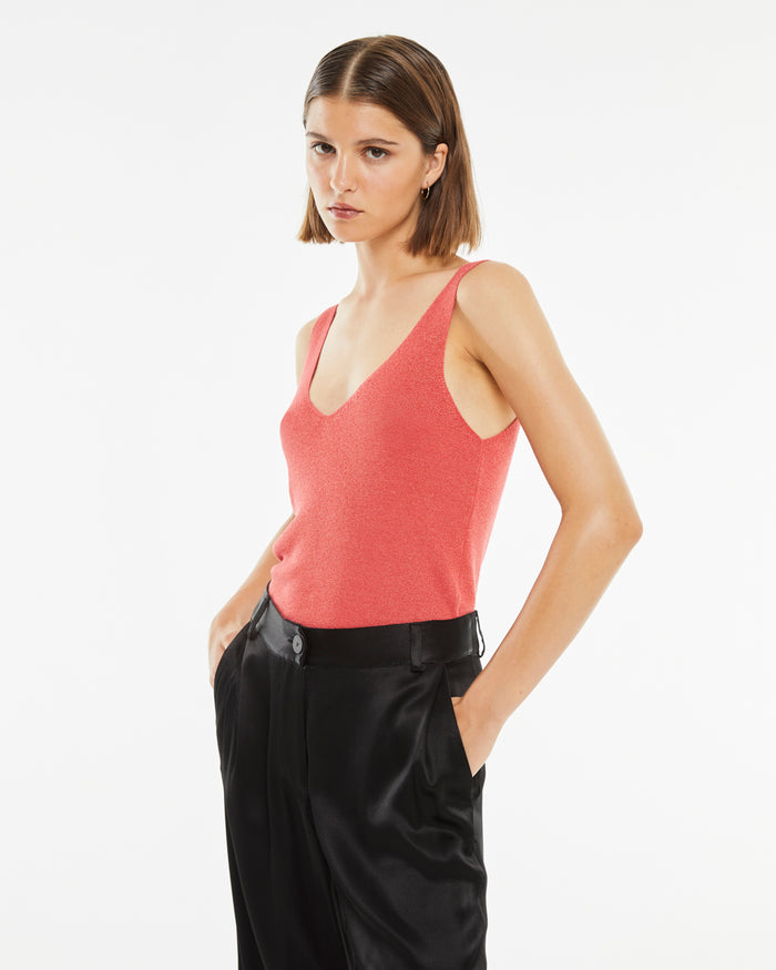 system action Top ajustado de tirantes con brillo cuello pico