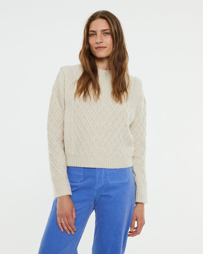 system action Jersey crop con aranes y detalle en hombros