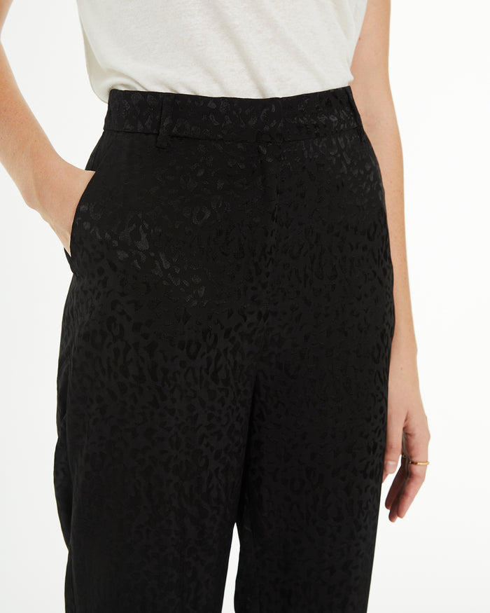system action Pantalón recto jacquard tejido satinado animal print Precios de Black Friday