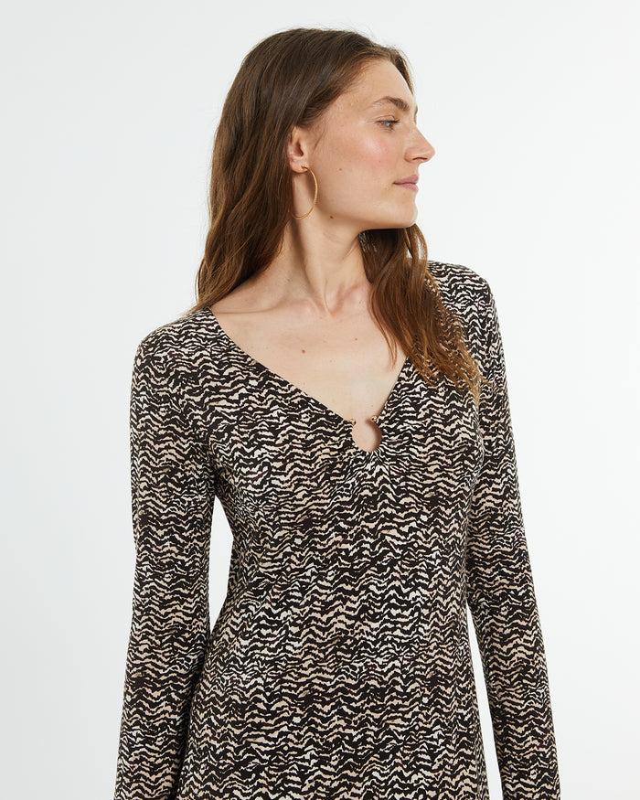 system action Vestido midi estampado con anilla en el escote En oferta