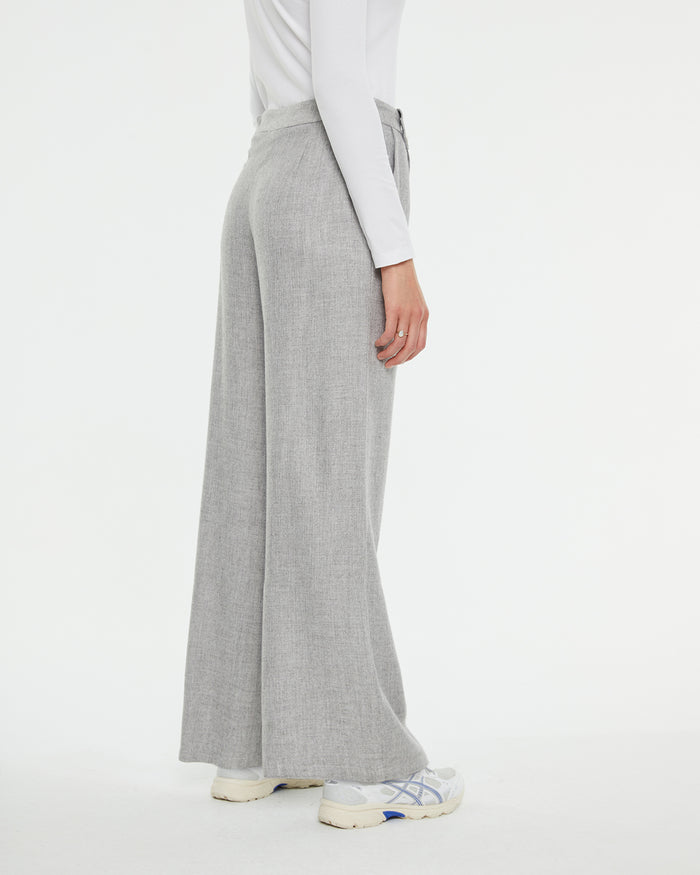 system action Pantalón largo relaxed fit pliegues en delantero Ofertas especiales