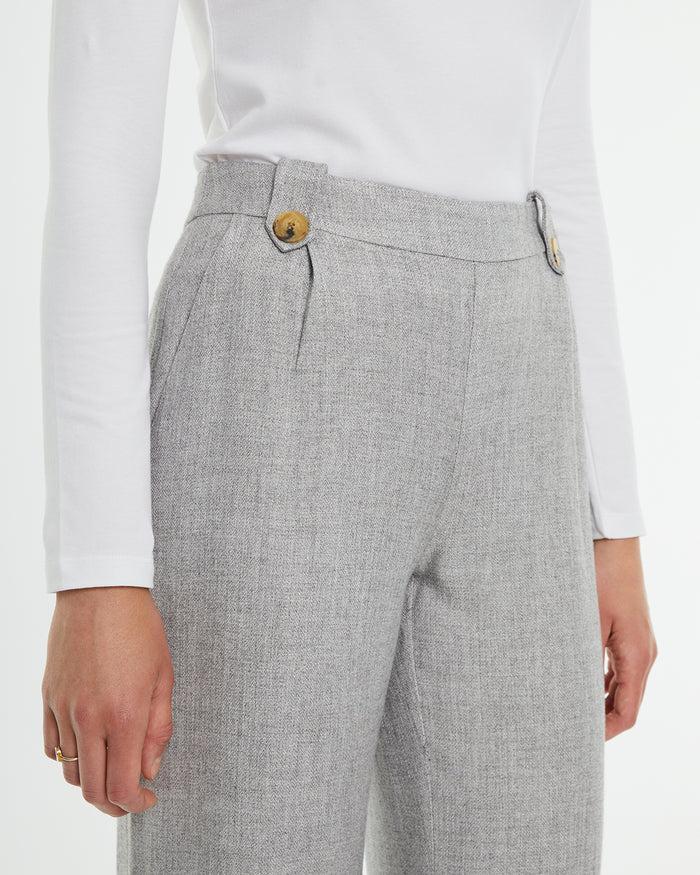 system action Pantalón largo relaxed fit pliegues en delantero Ofertas especiales