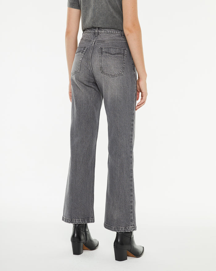 system action Pantalón denim flare gris detalle costura centro pierna Mejor oferta