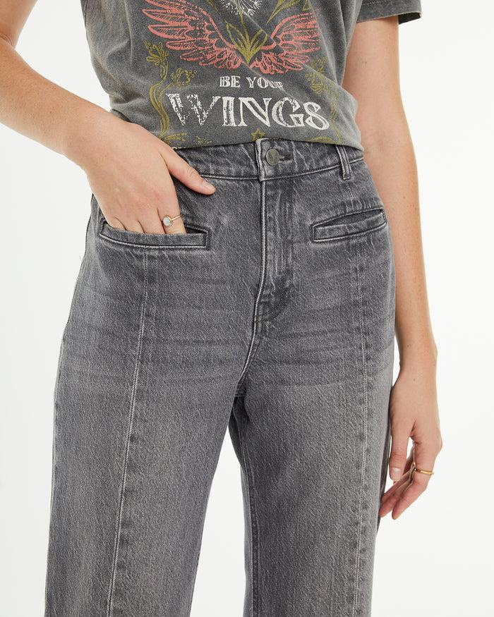 system action Pantalón denim flare gris detalle costura centro pierna Mejor oferta