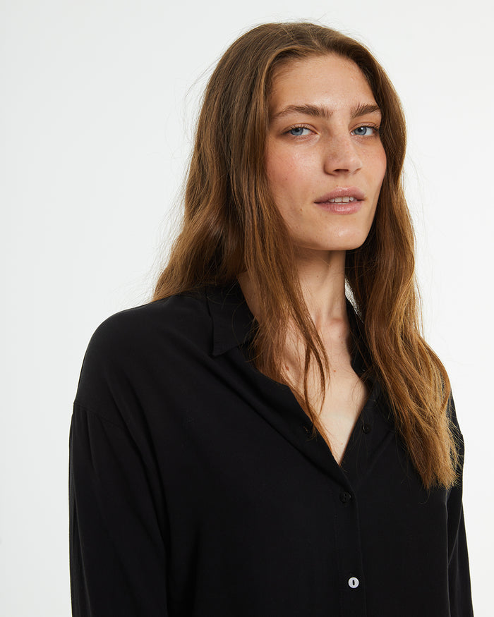 system action Camisa oversize fluida cuello camisero ÚLTIMAS EDICIONES