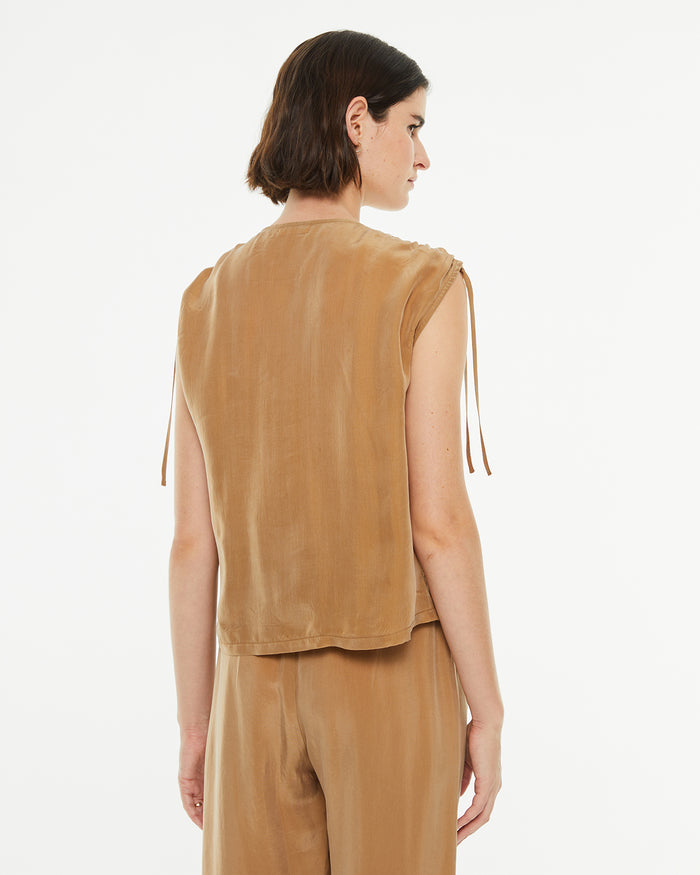 system action Top de cupro con cuello pico y cierre botones Ahorra y exporta