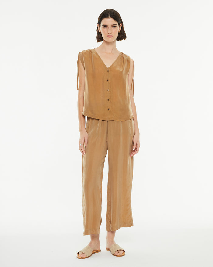 system action Top de cupro con cuello pico y cierre botones Ahorra y exporta