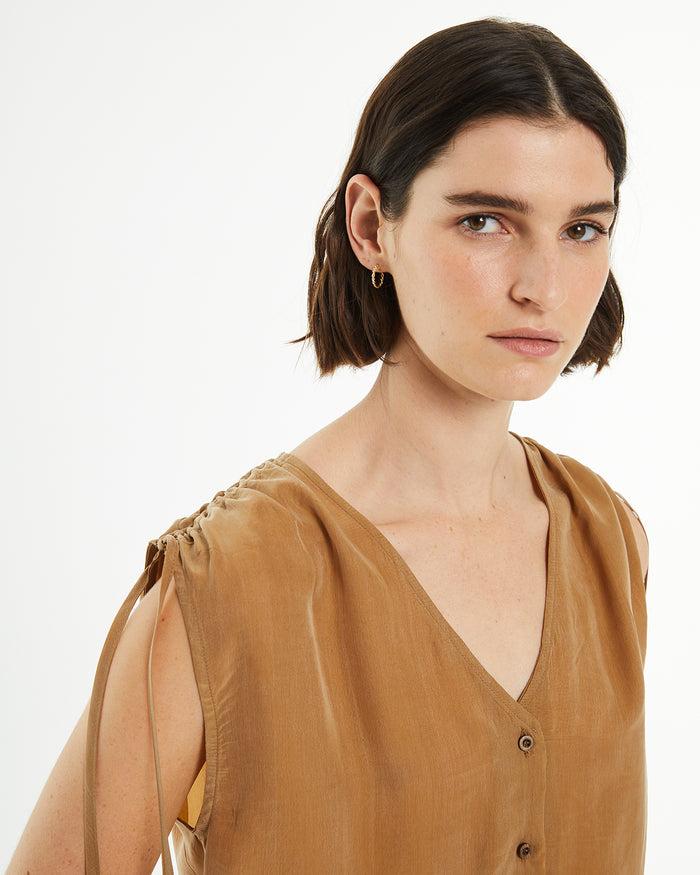 system action Top de cupro con cuello pico y cierre botones Ahorra y exporta