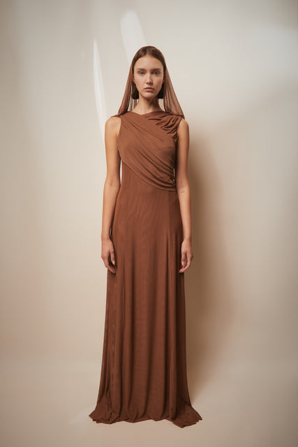 teresa helbig Vestido drapeado capucha terracota 2025