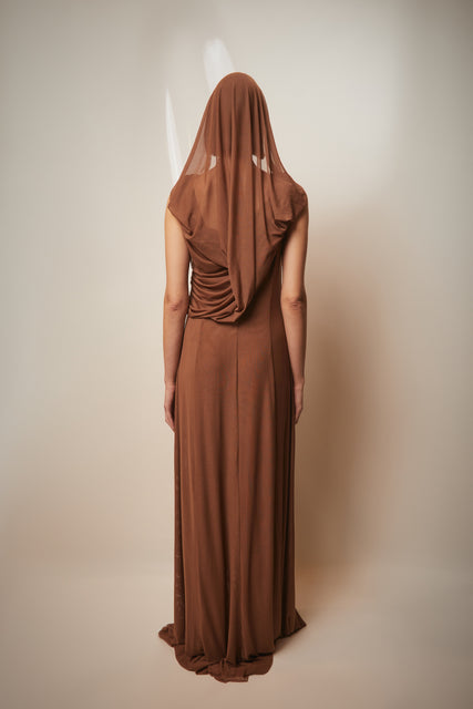 teresa helbig Vestido drapeado capucha terracota 2025