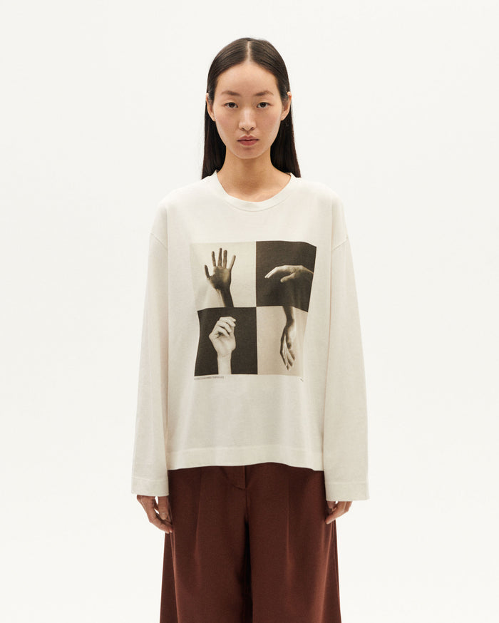 thinking mu Camiseta blanca hands Emily