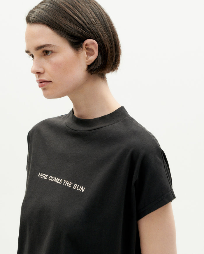 thinking mu Camiseta negra Here comes the sun Tienda