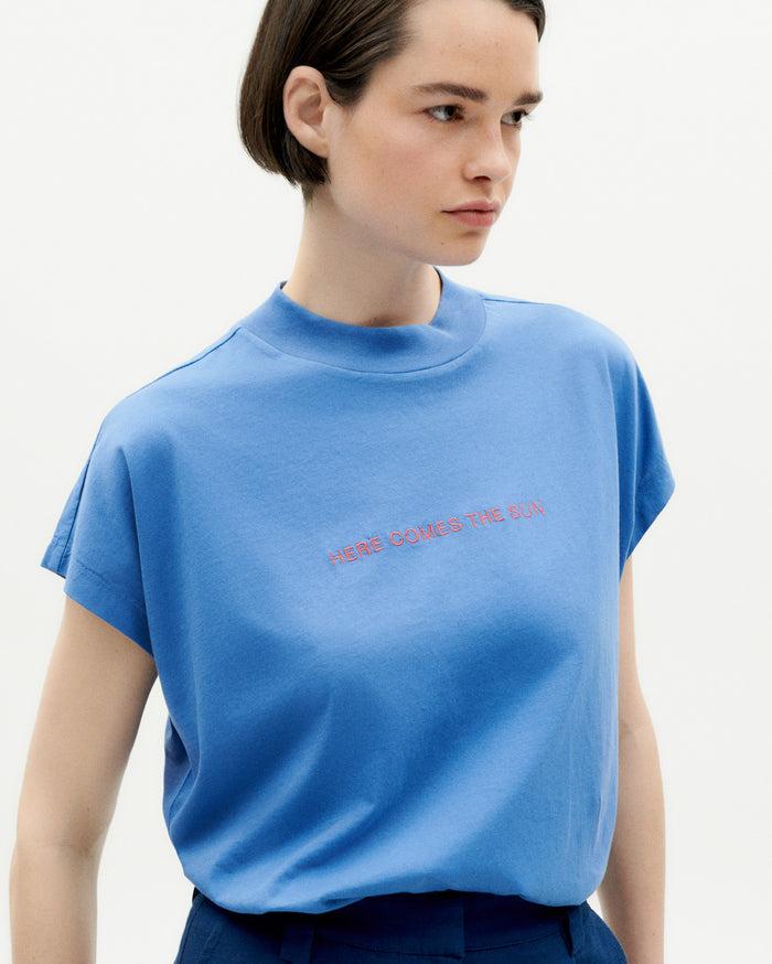 thinking mu Camiseta azul claro Here comes the sun Mejor oferta