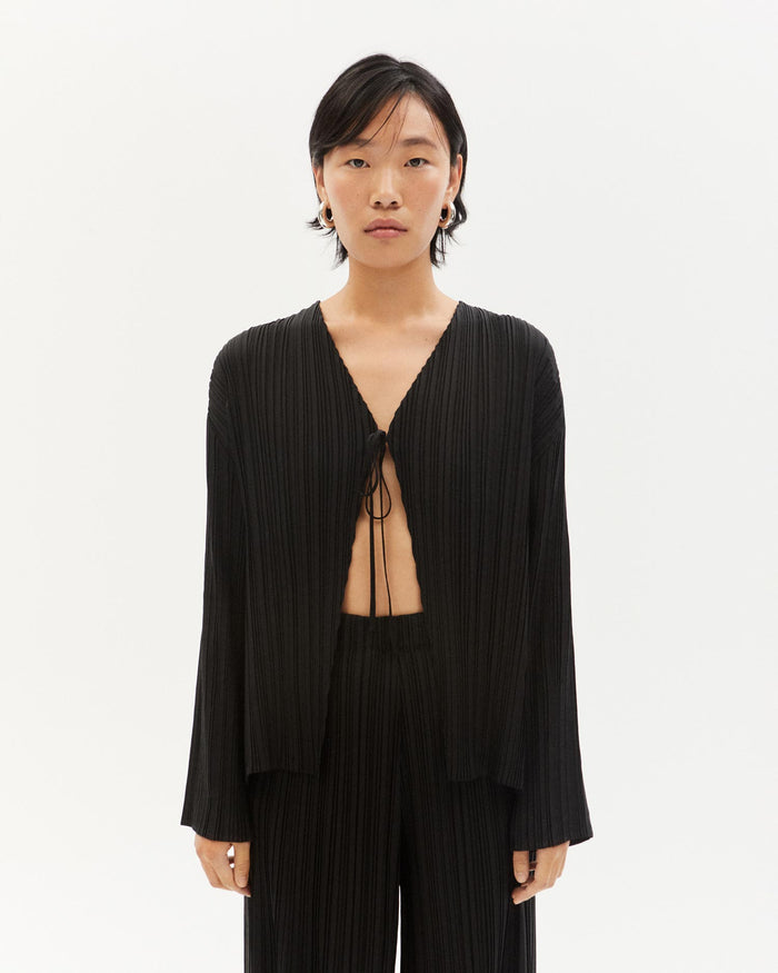 thinking mu Blusa negra plisada Marina