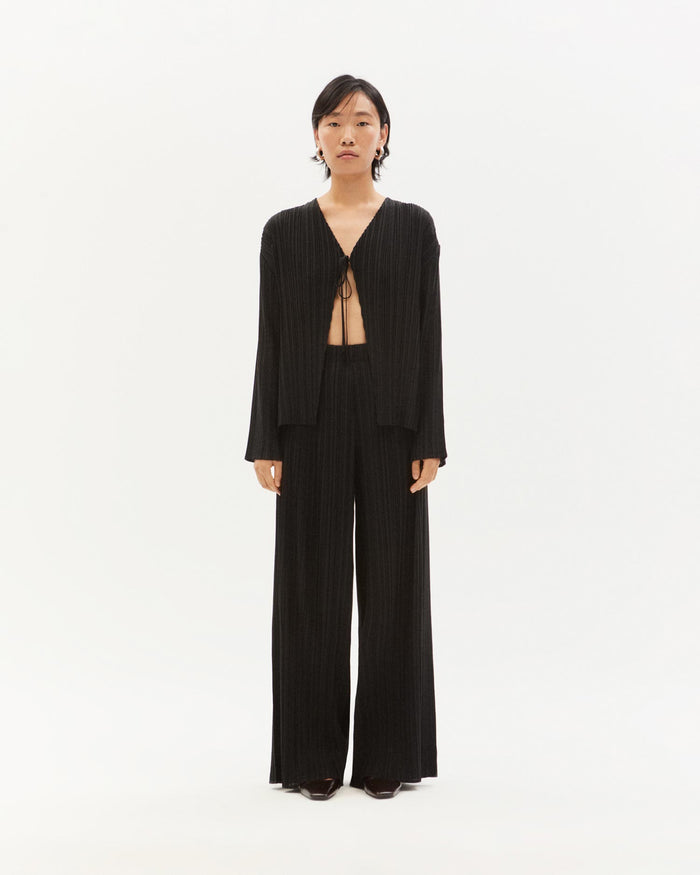 thinking mu Blusa negra plisada Marina Tienda