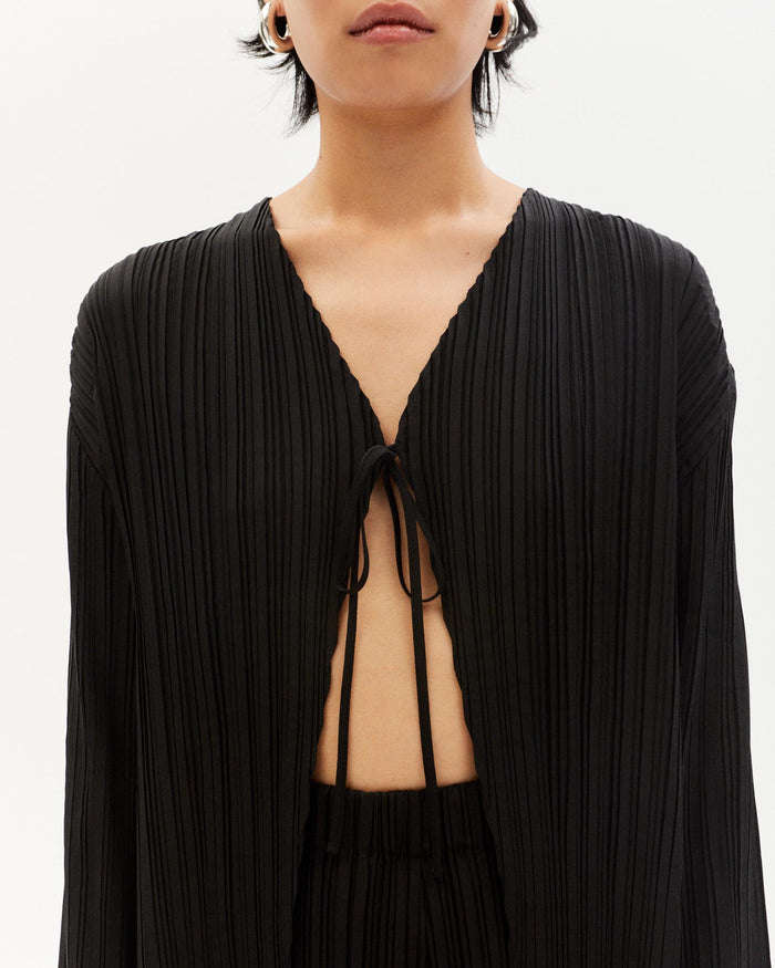 thinking mu Blusa negra plisada Marina Tienda
