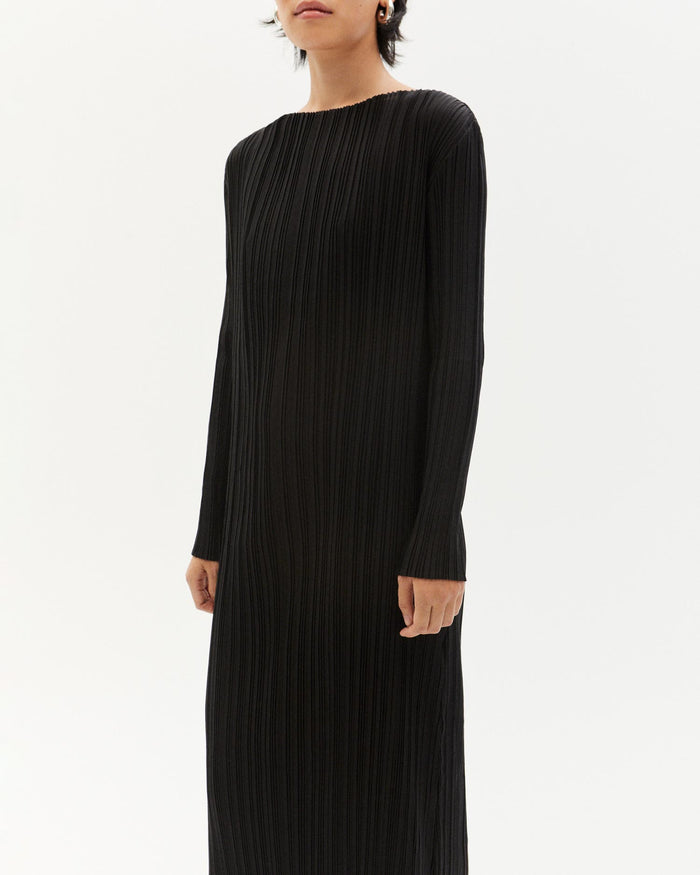 thinking mu Vestido negro plisado Myrtle Superdescuento