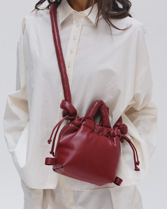 thinking mu Cherry Red Micro Ona vegan leather bag Descuento por venta flash