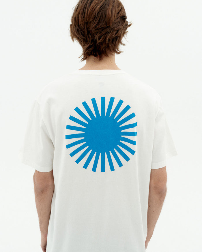 thinking mu Camiseta blanca sol espalda azul