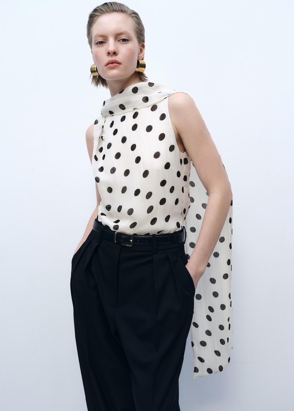 Mango Blusa topos cuello envolvente Promoción trimestral
