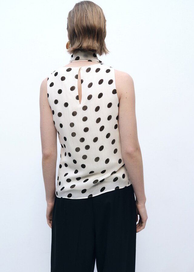 Mango Blusa topos cuello envolvente Promoción trimestral