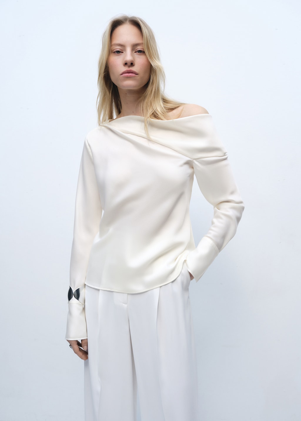 Mango Blusa satinada cuello drapeado