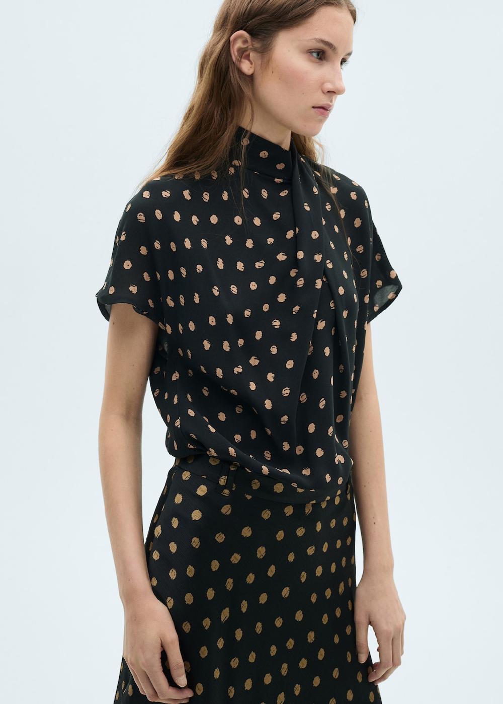 Mango Blusa topos cuello drapeado