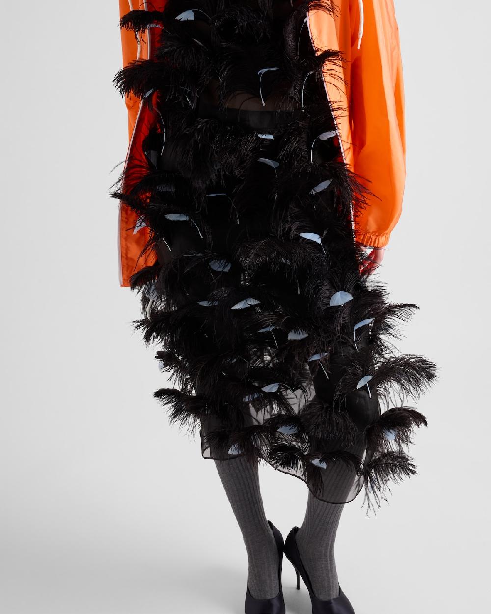 Prada Vestido en organza de seda adornado con plumas Grandes descuentos