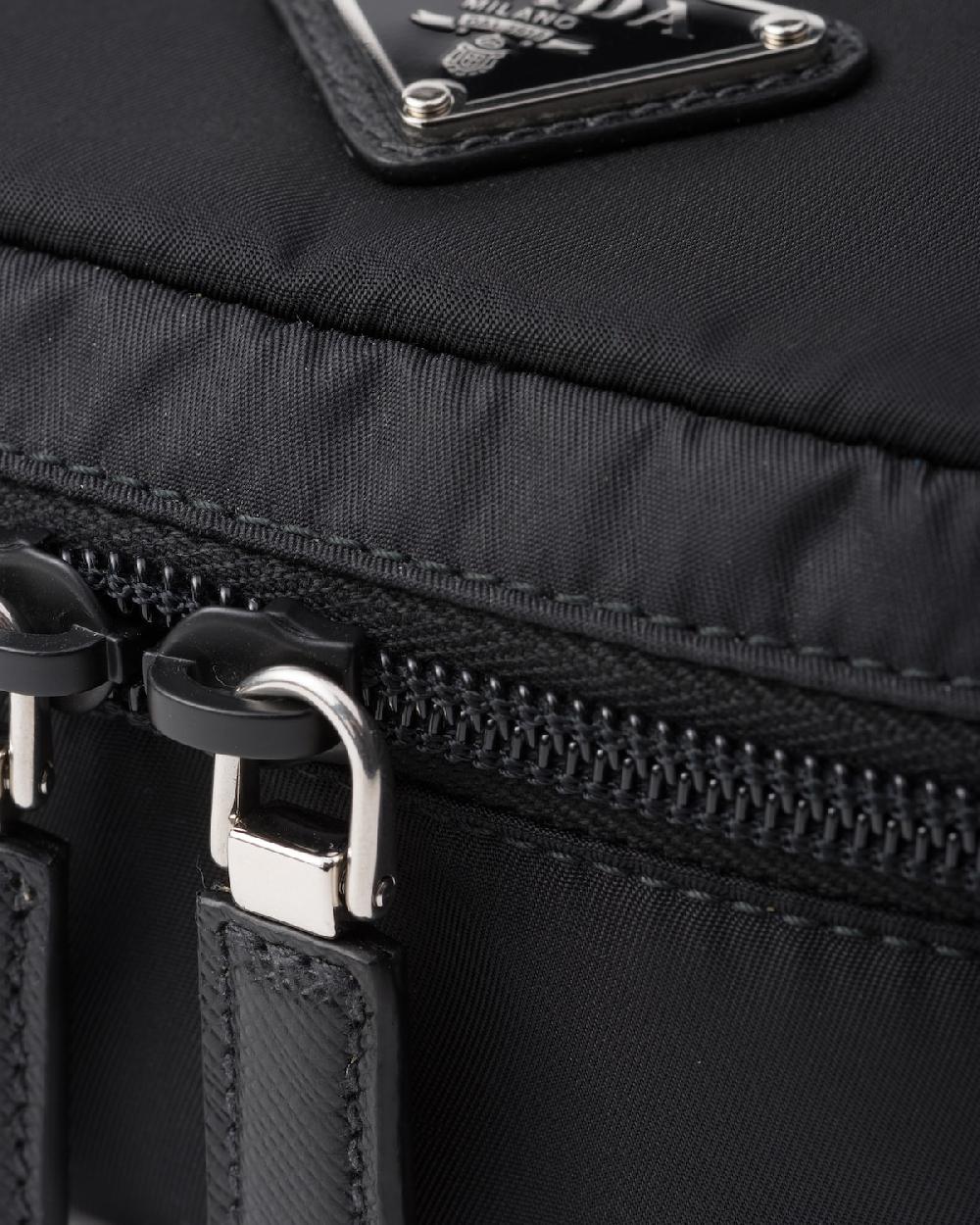 Prada Pouch pequeño de Re-Nylon con cremallera Ahorra y exporta