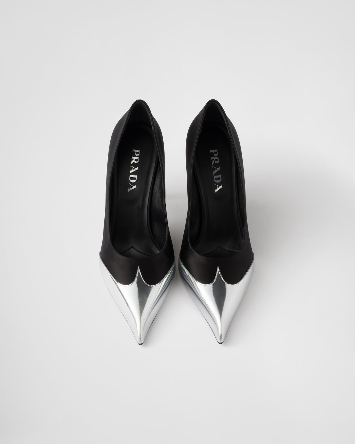 Prada Zapatos de tacón de satén y piel metalizada Últimos 3 días
