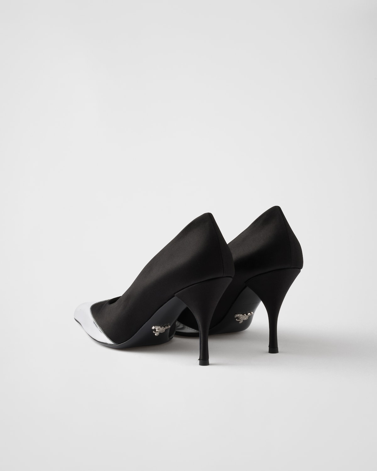 Prada Zapatos de tacón de satén y piel metalizada Últimos 3 días