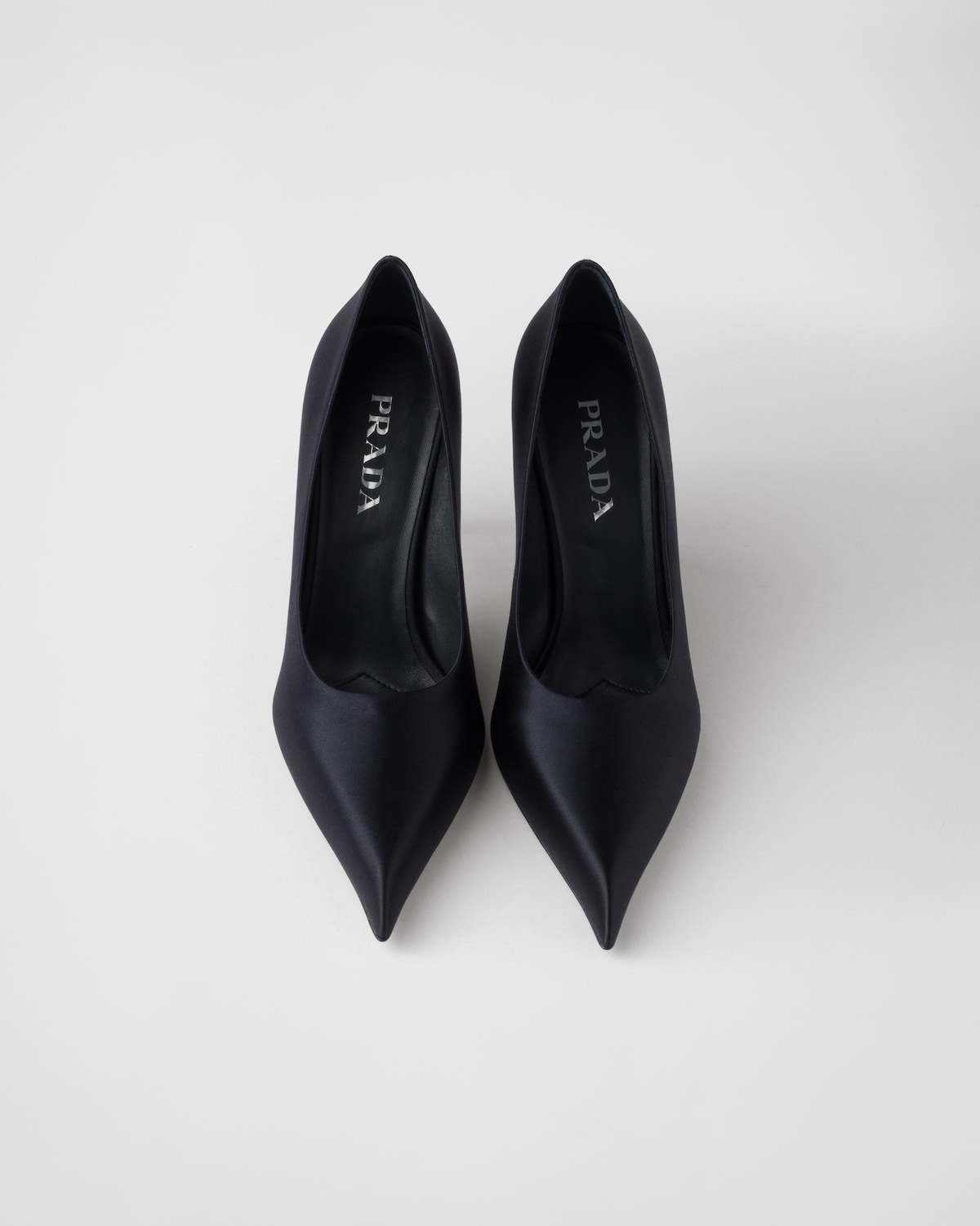 Prada Zapatos de salón de satén COMPRAR AHORA